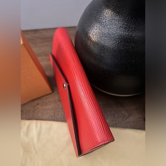 Louis Vuitton Sarah Epi Wallet (with COA) - Picture 4 of 14